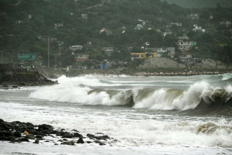 De fortes vagues avant l’arrivée de l’ouragan Melissa dans le quartier de Caribbean Terrace, à Kingston, en Jamaïque, le 25 octobre 2025. ( AFP / Ricardo Makyn )