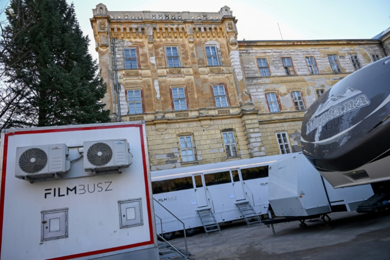 Des caravanes sur le plateau de tournage d'un film d'horreur, dans un ancien hôpital psychiatrique de Budapest, le 7 novembre 2025 en Hongrie ( AFP / Attila KISBENEDEK )