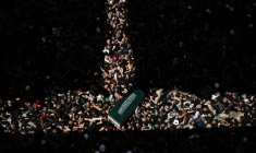 Des personnes en deuil portent le cercueil d'Ali Khamenei, le défunt guide suprême iranien, au mausolée de l'imam Ali à Najaf, en Irak, le 8 juillet 2026 ( AFP / Hussein FALEH )