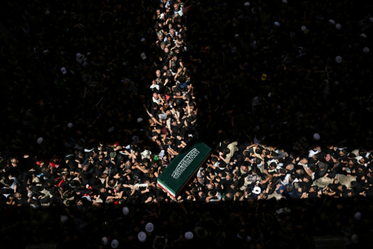 Des personnes en deuil portent le cercueil d'Ali Khamenei, le défunt guide suprême iranien, au mausolée de l'imam Ali à Najaf, en Irak, le 8 juillet 2026 ( AFP / Hussein FALEH )