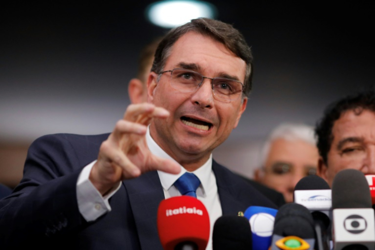 Le sénateur Flavio Bolsonaro, fils de l'ancien président brésilien Jair Bolsonaro, lors d'une conférence de presse sur le procès devant la Cour suprême fédérale (STF) qui pourrait condamner son père pour tentative de coup d'État, le 9 septembre 2025 à Brasilia ( AFP / Sergio Lima )