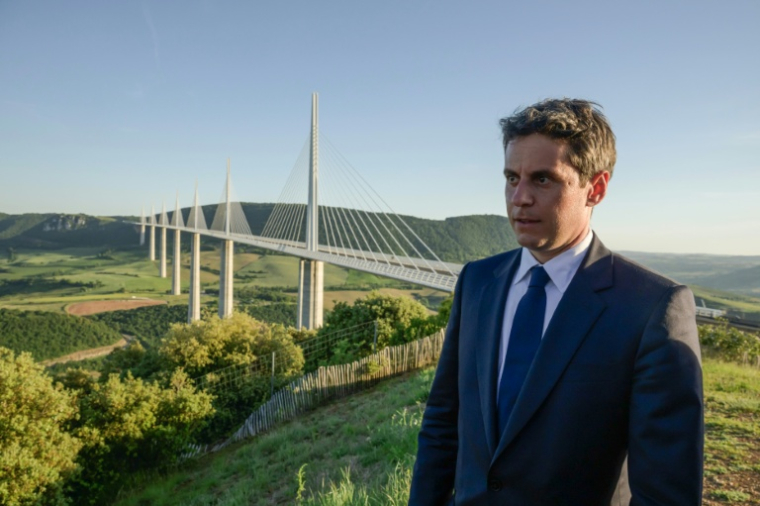 Le secrétaire général de Renaissance et candidat à la présidentielle de 2027, Gabriel Attal, visite le viaduc de Millau, le 22 mai 2026 dans l'Aveyron ( AFP / Ed JONES )