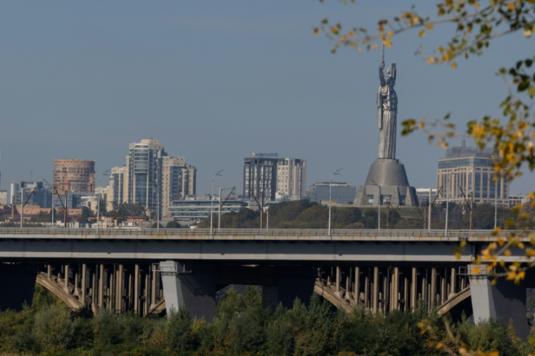 Cette photographie montre le pont Darnytsia à Kiev, le 5 octobre 2026 ( AFP / Tetiana DZHAFAROVA )