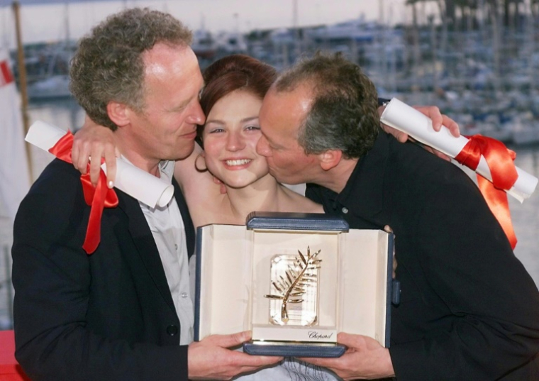 Les frères Luc (d) et Jean-Pierre Dardenne posent avec la comédienne Emilie Dequenne pour la Palme d'or du 52e Festival de Cannes, avec le film "Rosetta", le 23 mai 1999 ( AFP / MICHEL GANGNE )