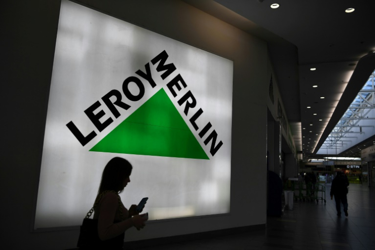 L'enseigne de bricolage Leroy Merlin a été visée par une cyberattaque concernant des données personnelles associées aux comptes de fidélité de quelques centaines de milliers de ses clients ( AFP / NATALIA KOLESNIKOVA )