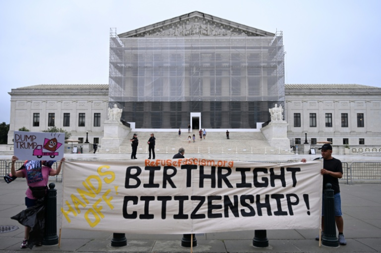 Des manifestants brandissent une banderole en faveur du droit du sol aux Etats-Unis devant la Cour suprême, à Washington le 27 juin 2025 ( AFP / Alex WROBLEWSKI )