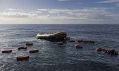 Exercice de sauvetage de migrants par l'équipage du navire "Ocean Viking" de l'ONG française SOS Méditerranée, au large de l'Italie, le 26 décembre 2025 ( AFP / Sameer Al-DOUMY )