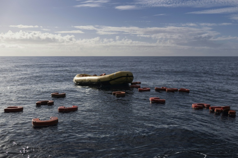 Exercice de sauvetage de migrants par l'équipage du navire "Ocean Viking" de l'ONG française SOS Méditerranée, au large de l'Italie, le 26 décembre 2025 ( AFP / Sameer Al-DOUMY )