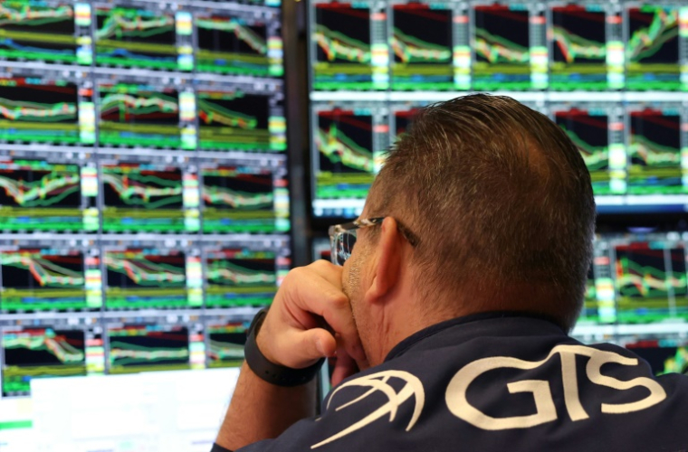 Un trader à la Bourse de New York, le 4 avril 2025 ( AFP / TIMOTHY A. CLARY )
