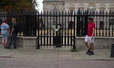 GB : fleurs déposées en mémoire de Jason Arday à l'université de Cambridge