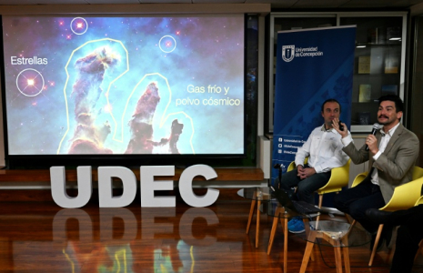 L'astronome chilien Rodrigo Herrera-Camus s'exprime aux côtés de son collègue espagnol Sergio Martin lors de la présentation d'images prises par le radiotélescope le plus puissant au monde du centre astronomique Alma, à l'Université de Concepcion, à Santiago, le 1er juillet 2025 ( AFP / Rodrigo ARANGUA )