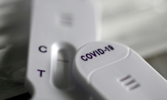 Un autotest au Covid-19, le 12 janvier 2022 à Rennes  ( AFP / Damien MEYER )