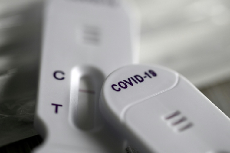 Un autotest au Covid-19, le 12 janvier 2022 à Rennes  ( AFP / Damien MEYER )