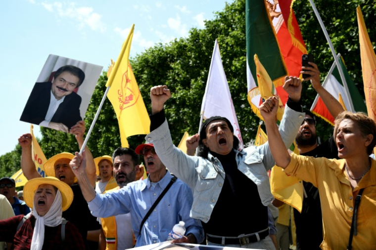 Manifestation non autorisée en soutien à l'opposition iranienne, près de la place Vauban, à Paris, le 20 juin 2026 ( AFP / Arnaud FINISTRE )