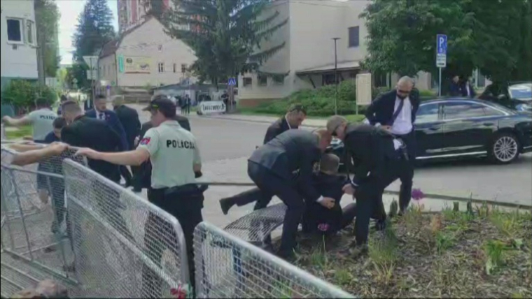 Cette image tirée d'une vidéo obtenue par AFPTV montre des agents de sécurité transportant le Premier ministre slovaque Robert Fico (au centre) vers un véhicule après qu'il a été blessé par balle à Handlova, en Slovaquie, le 15 mai 2024 ( RTVS / - )