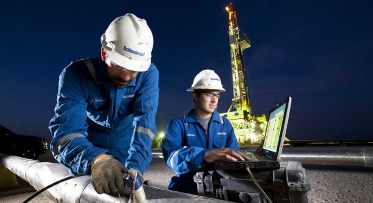 Des salariés de Schlumberger au travail. (© Schlumberger)