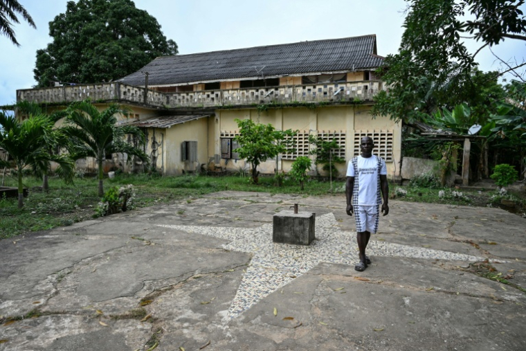 Un guide touristique au Fort Faidherbe, la résidence historique du général français Louis Faidherbe, le 16 octobre 2025 à Dabou, en Côte d'Ivoire ( AFP / Sia KAMBOU )