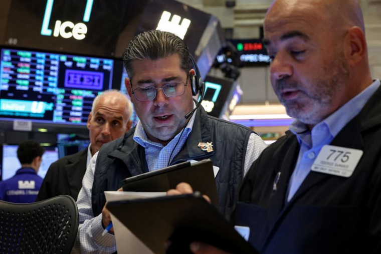 Des traders travaillent sur le parquet de la Bourse de New York (NYSE)