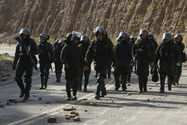 Des policiers anti-émeutes se préparen- à dégager un barrage routier érigé par des partisans de l'ancien président Evo Morales à Parotani, dans le département de Cochabamba, en Bolivie, le 11 juin 2025 ( AFP / DAVID FLORES )