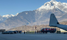 Les cercueils de cinq victimes italiennes de l'incendie d'un bar à Crans-Montana chargés à bord d'un avion afin d'être rapatriés en Iralie, à l'aéroport de Sion, en Suisse, le 5 janvier 2026 ( AFP / Elodie LE MAOU )