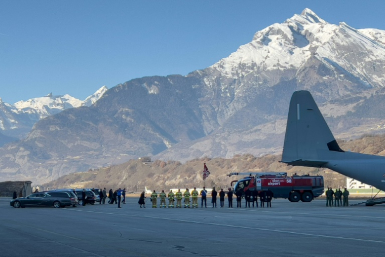 Les cercueils de cinq victimes italiennes de l'incendie d'un bar à Crans-Montana chargés à bord d'un avion afin d'être rapatriés en Iralie, à l'aéroport de Sion, en Suisse, le 5 janvier 2026 ( AFP / Elodie LE MAOU )