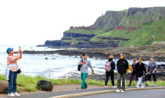 Des touristes visitent la Chaussée des Géants, site naturel près de Bushmills en Irlande du Nord, le 8 juillet 2025 ( AFP / PAUL FAITH )