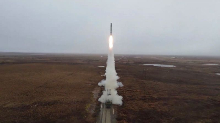 Une image fixe tirée d'une vidéo, publiée par le ministère russe de la Défense, montre ce qu'il dit être un système de missiles de défense côtière mobile Bastion tirant pendant les exercices militaires Umka-2022 sur le littoral de la mer des Tchouktches