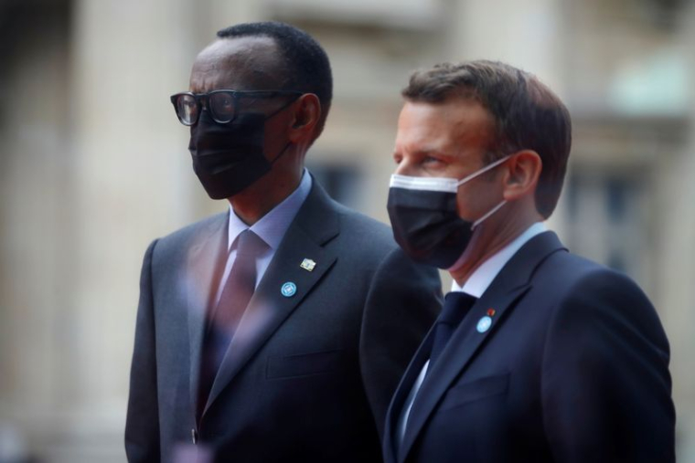 MACRON ARRIVE AU RWANDA POUR NORMALISER LES RELATIONS AVEC KIGALI