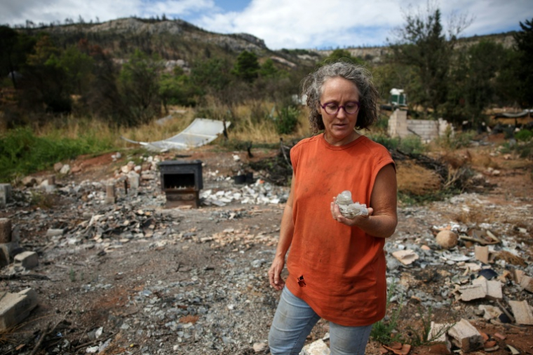 Emmanuelle Bernier dans son exploitation, "La Cabane du berger", à Fontjoncouse (Aude), le 21 août 2026 ( AFP / Valentine CHAPUIS )