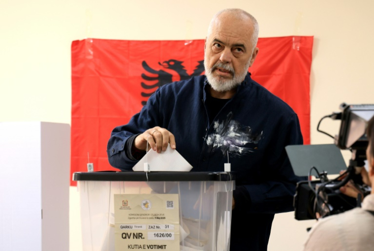 Le Premier ministre albanais Edi Rama vote lors des élections législatives, le 11 mai 2025 à Tirana ( AFP / Adnan Beci )