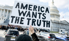 Un manifestant tient une pancarte "l'Amérique veut la vérité", demandant la publication des documents liés à l'affaire Epstein, devant le Capitole de Washington, siège du Congrès américain, le 12 novembre 2025 ( AFP / SAUL LOEB )