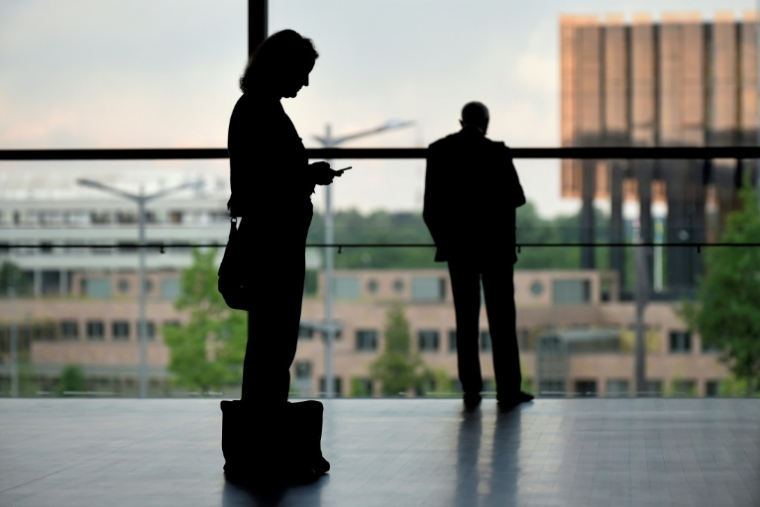 Le texte prévoit que les entreprises précisent le salaire dans leurs offres d'emploi et que les salariés puissent connaître le niveau de rémunération de leurs collègues à postes équivalents ( AFP / JOHN THYS )