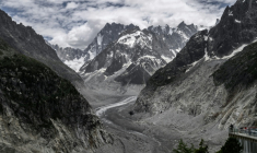 Le massif du Mont-Blac et au centre la Mer de glace, vus de la station Montenvers à Chamonix le 17 juin 2026, en Haute-Savoie ( AFP / Jeff PACHOUD )
