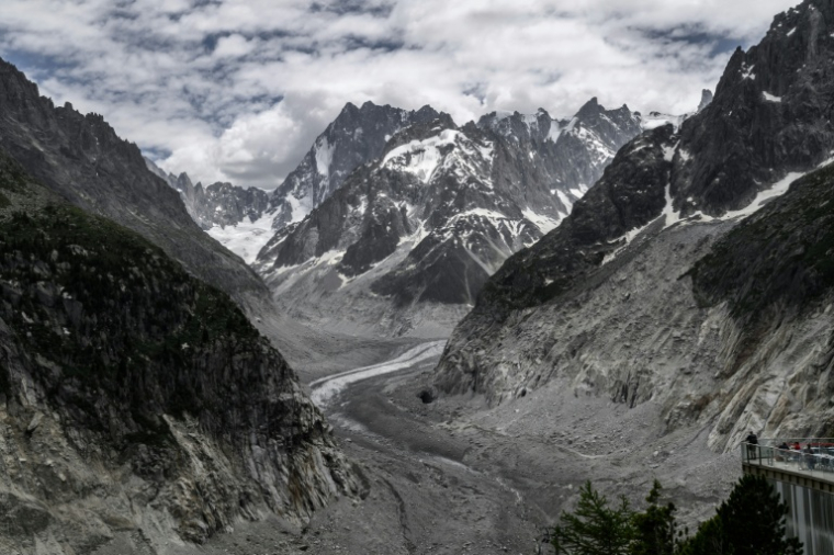 Le massif du Mont-Blac et au centre la Mer de glace, vus de la station Montenvers à Chamonix le 17 juin 2026, en Haute-Savoie ( AFP / Jeff PACHOUD )