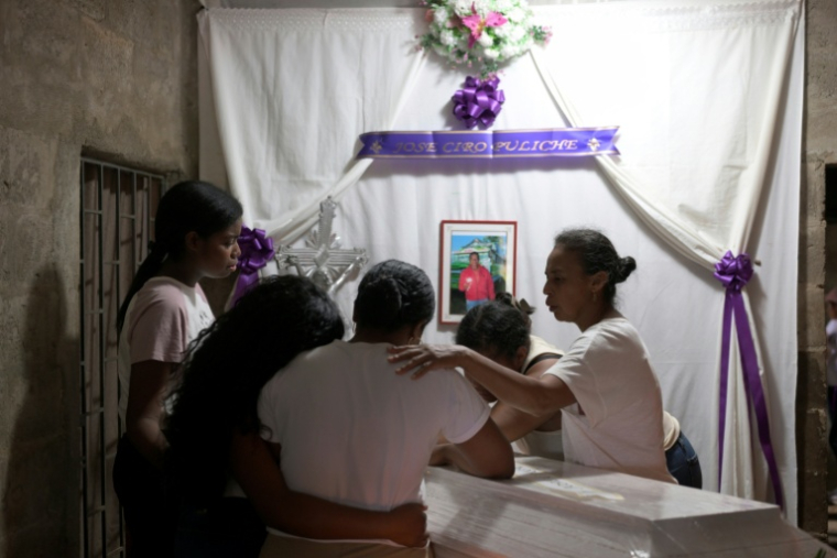 Des proches pleurent une victime tuée dans un attentat à la bombe à Cajibio, dans le département de Cauca, en Colombie, le 27 avril 2026 ( AFP / Joaquin SARMIENTO )