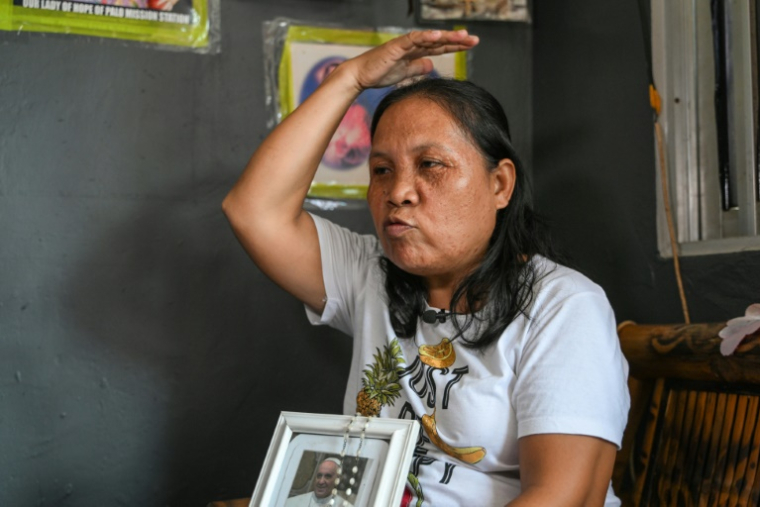 Jenita Aguilar, mère d'un enfant disparu dans le typhon Haiyan en 2014, qui avait pu rencontrer le pape François lors de sa visite en 2015, ici prise le 22 avril 2025 à Tacloban ( AFP / Jam STA ROSA )