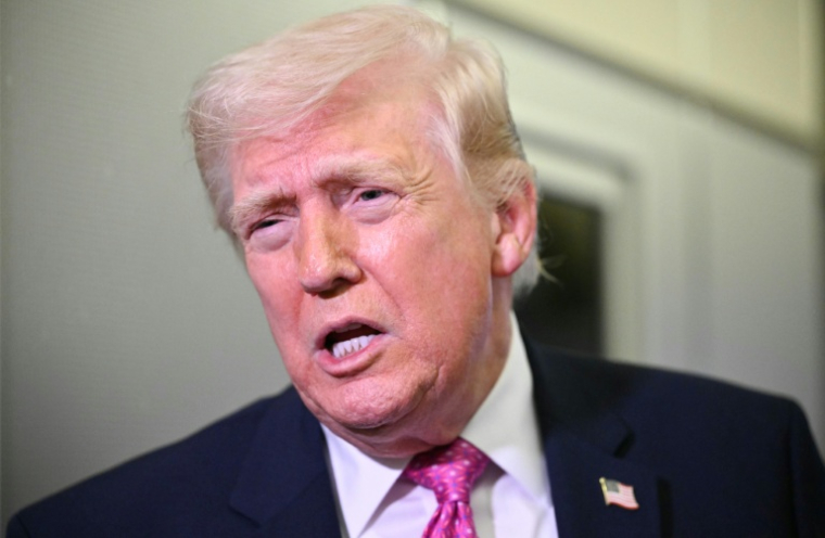 Donald Trump le 29 mars 2026, à bord d'Air Force One en route vers le Maryland, aux Etats-Unis ( AFP / Mandel NGAN )