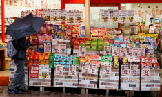 Une femme regarde des articles dans un magasin à Tokyo