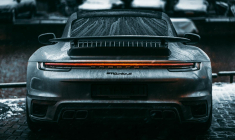 une Porsche 911 Turbo S (Crédit: redcharlie / Unsplash)