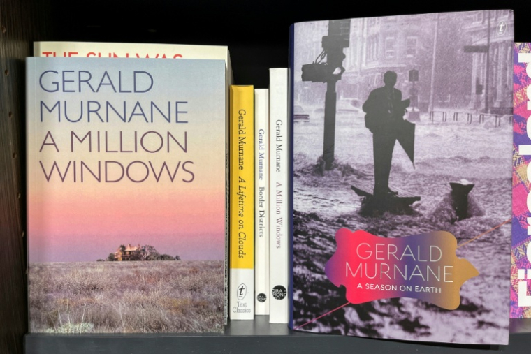 Des livres du romancier australien Gerald Murnane sont exposés dans une librairie du centre de Sydney, le 8 octobre 2025 ( AFP / DAVID GRAY )