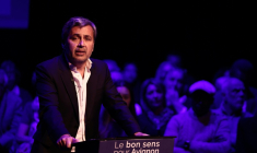 L'ancien journaliste Olivier Galzi, candidat sans étiquette aux élections municipales, le 29 janvier 2026 à Avignon ( AFP / Thibaud MORITZ )