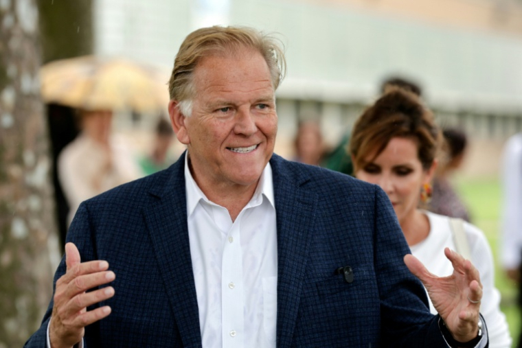 Mike Rogers, candidat républicain au Sénat américain dans le Michigan, parle à la presse à l'extérieur d'un lycée de Detroit, le 9 septembre 2026 ( AFP / JEFF KOWALSKY )