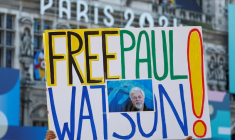 Une manifestation pour la libération de Paul Watson, devant l'Hôtel de Ville de Paris