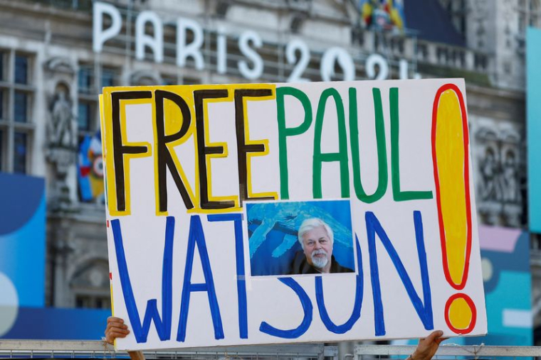 Une manifestation pour la libération de Paul Watson, devant l'Hôtel de Ville de Paris
