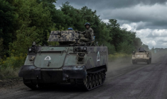 Des militaires ukrainiens à bord de véhicules blindés de transport de troupes, dans la région de Soumy