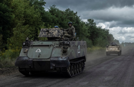 Des militaires ukrainiens à bord de véhicules blindés de transport de troupes, dans la région de Soumy