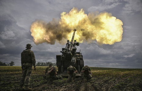 Un canon Caesar, en Ukraine, en 2022 ( AFP / ARIS MESSINIS )