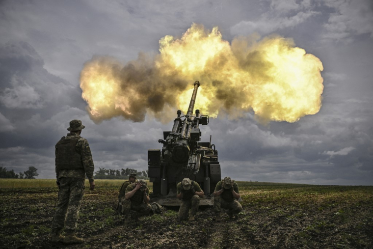 Un canon Caesar, en Ukraine, en 2022 ( AFP / ARIS MESSINIS )