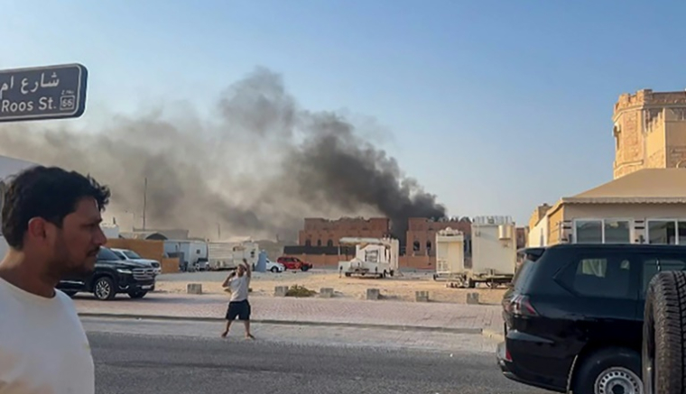 Une capture d'écran d'une vidéo de l'AFPTV montre la fumée qui s'élève, après des explosions à Doha, la capitale du Qatar, le 9 septembre 2025  ( AFPTV / Jacqueline PENNEY )