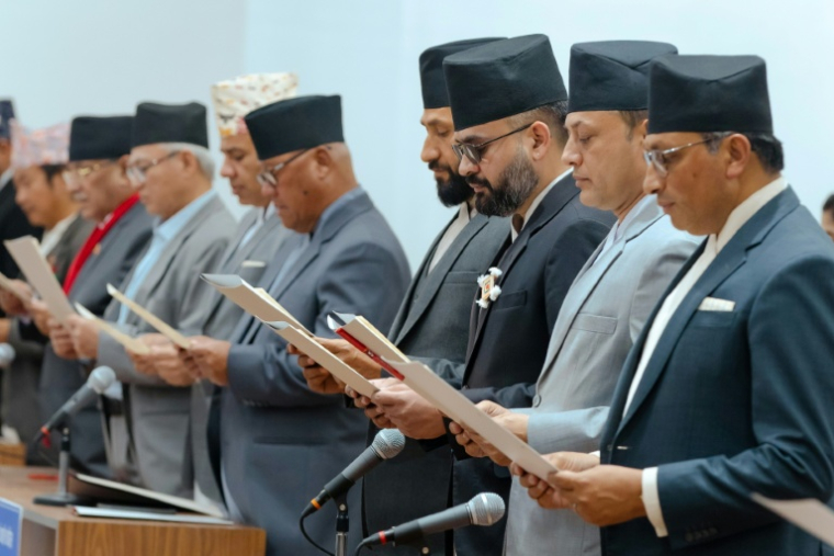 Photo diffusée le 26 mars 2026 par le Club des photojournalistes du Népal, montre Balendra Shah (3e d), chef du Parti national indépendant (RSP), et d'autres parlementaires prêtant serment lors d'une cérémonie d'investiture au Parlement à Katmandou, au Népal ( Nepal's Photojournalist Club / Prabin RANABHAT )